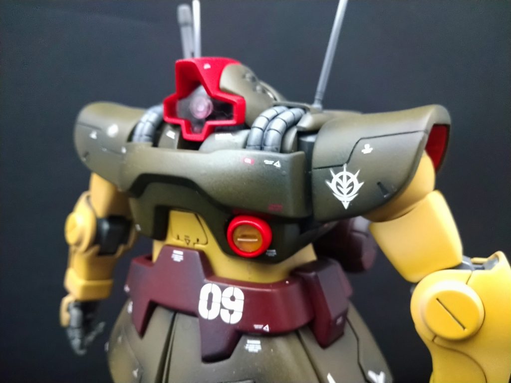 細部など。肩アーマーもいつものスジ彫り追加です。