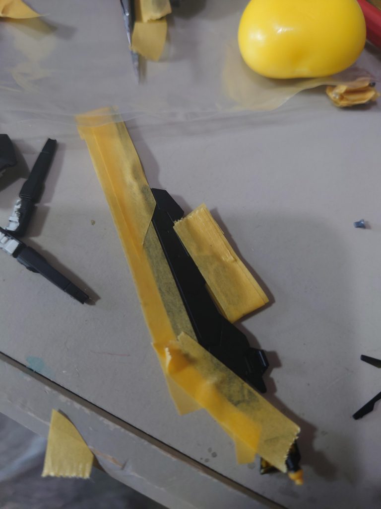 ブレイドなど、マスキングによる塗り分けが必要なパーツが多かったので頑張りました。キレイに塗り分けられたと思いますが、一部少しはみ出ていた箇所がありました。目立ちにくい場所なのが幸いでしたが次はもっと気をつけてマスキングしたいところです。今回は初めてのエアブラシ塗装でしたが、全体的にキレイに塗ることができたのでよかったです。