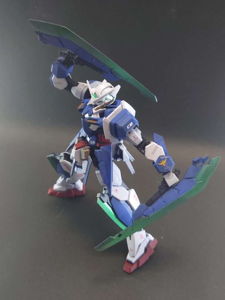 ソードを構えて。大きい近接武器にはやはりロマンがあります。二刀流も腕に装着するスタイルもカッコよく、ポーズがキマって大満足です。