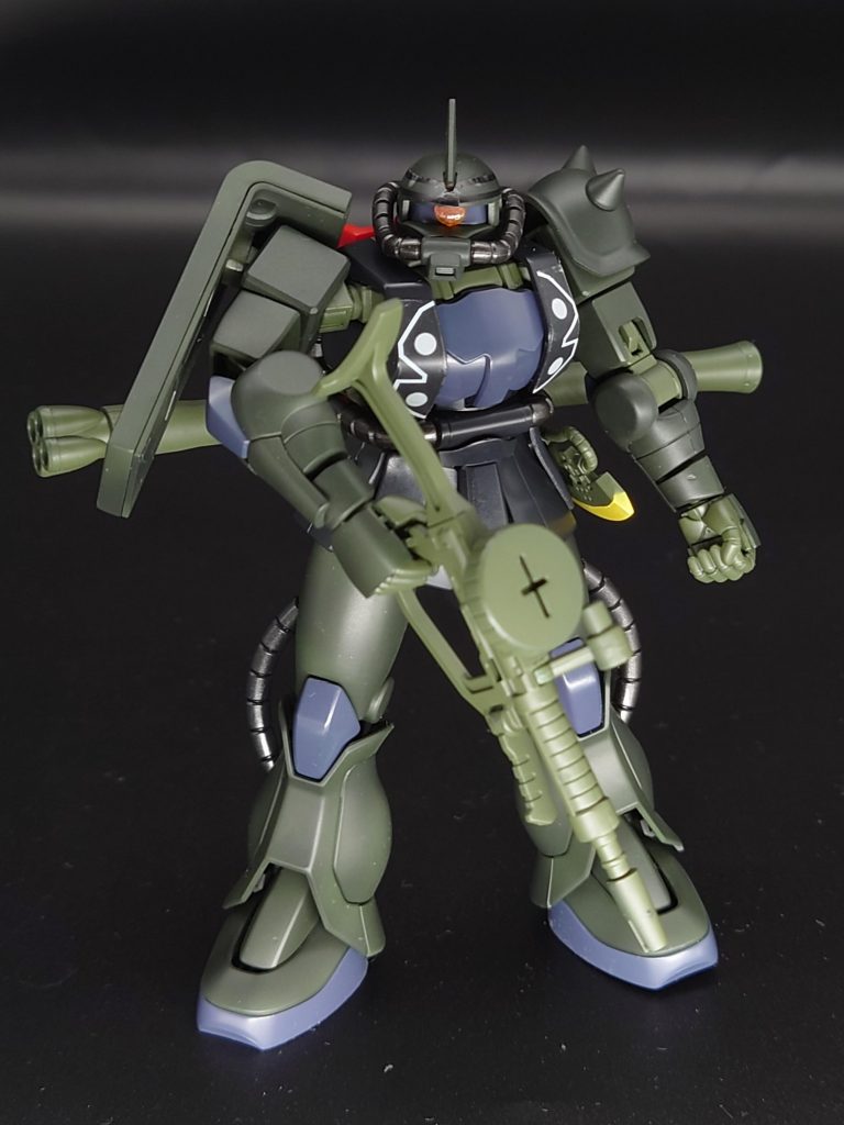 プレバンのって、説明書に塗装カラーレシピが載ってないので、カラー選定に苦労しました。量産型ザクのカラーリングに似てしまいそうですが、違うんですよ。