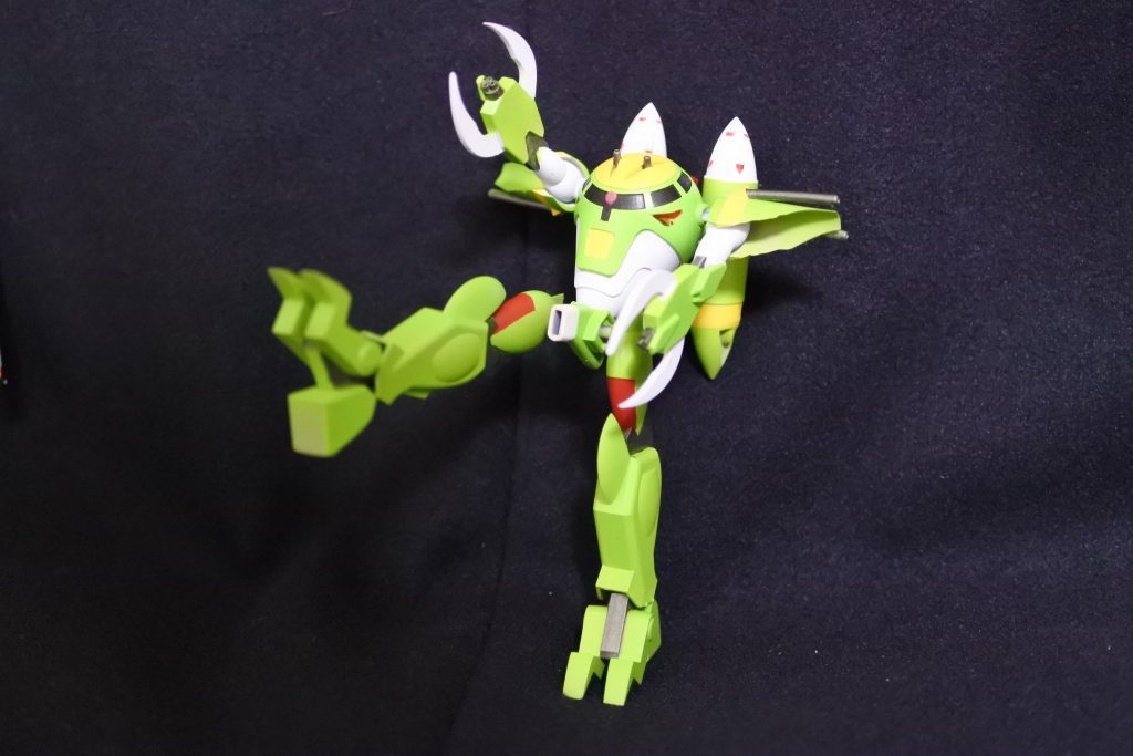 EGストライクのKPSランナーを関節に用いているので、コレクションシリーズと同程度には動きます。