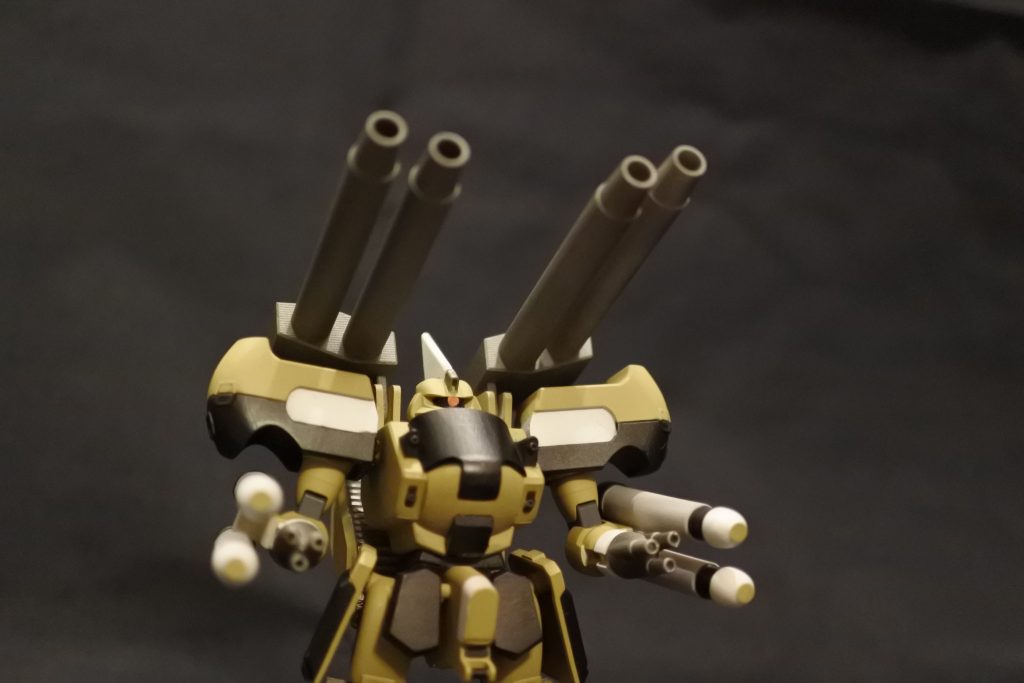 腕部のみグフイグナイテッドのものを流用しているので、機関砲とミサイルを前に向けることができます。