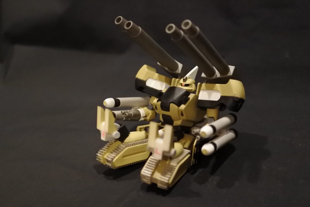 脚はランナーの切れ端を仕込んでいるので、付け根のみ可動させてタンク形態に簡易変形可能です。