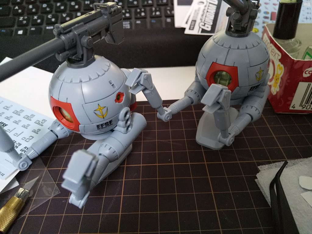 組むのは凄く簡単でした。デカールは連邦マークと「EFSF」、適当に機体番号。あと、コーションデカールでは「熱風注意」「整備注意」ぐらいです。