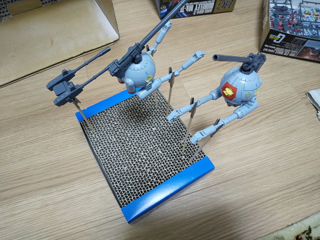 トップコート待ち。目と耳の窓をマスキング。