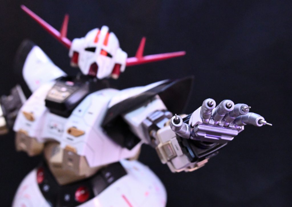 電子部品を指先に付けてあります。