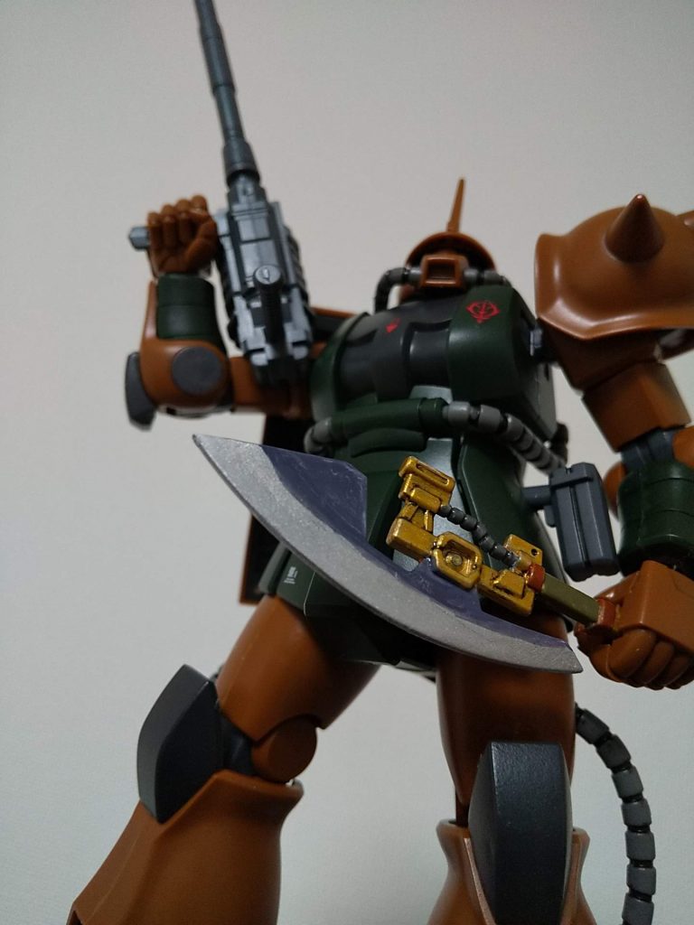 ヒートホークは全面塗装。水性ホビーカラー用サーフェーサーで下地。柄は下地ゴールド+クリアイエロー/ニュートラルグレー/ダークグリーン/ブラウンの水性ホビーカラー。刃先はシルバーの水性ホビーカラー、峰はガンダムマーカーのメカグレー。