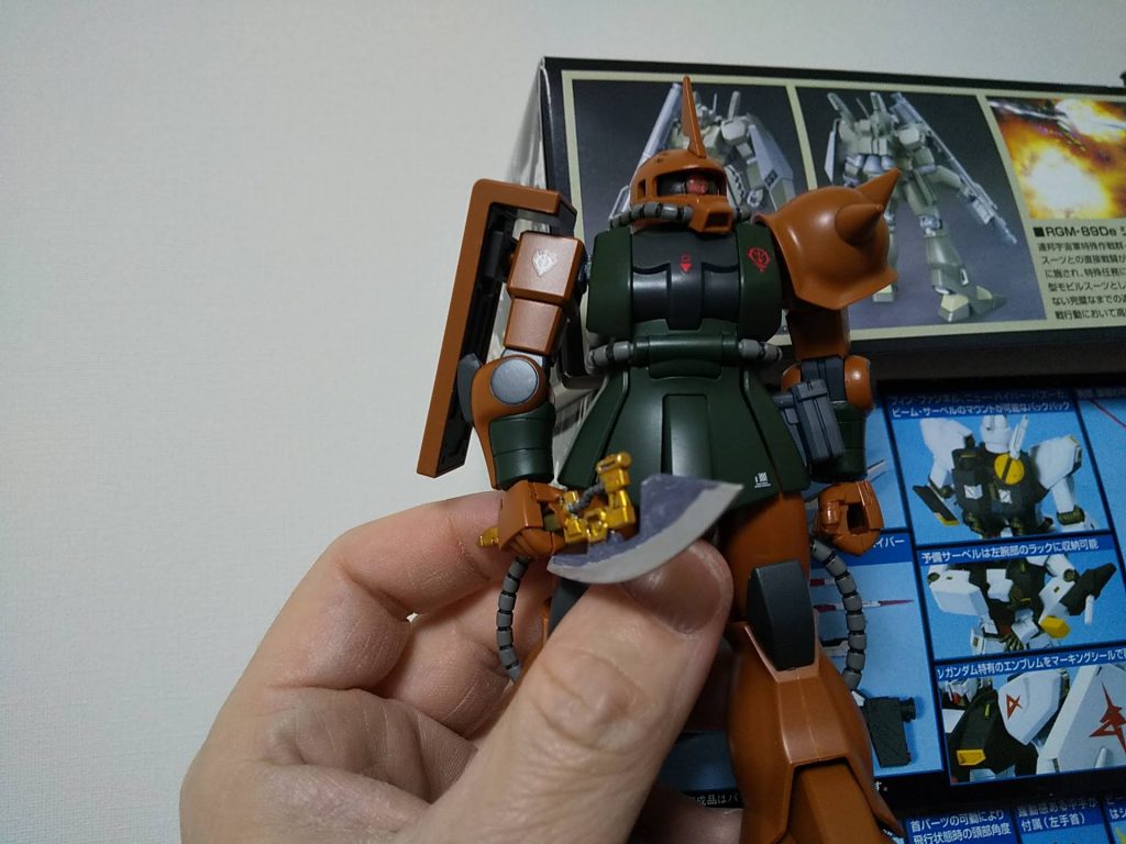 Hアイズ付けるときに接着剤が結構はみ出してしまいました。量の加減が難しい。