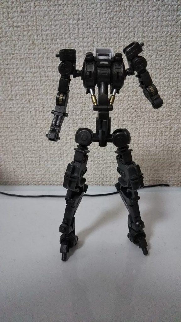 バルバトス恒例のフレーム写真。フレームを黒鉄色に焼鉄色を少し足して、塗装しました。腰部も少し延長