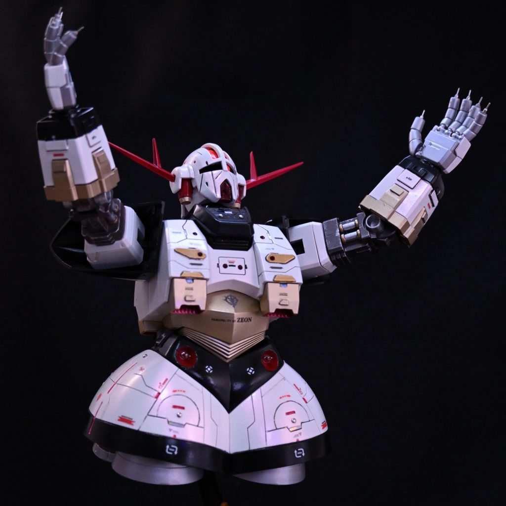 邪悪なようで神々しいようで、なんともユニークなデザインですね。