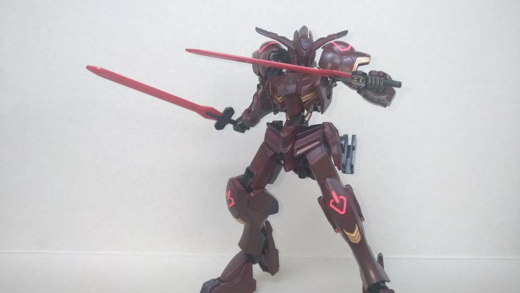 バエルソードの色は紅く…金と白金の刀身にしてどっかの漆黒さんに挑める感じを出そうかと悩みましたが、禍々しくありたいので、またもや紅くしてしまいました…