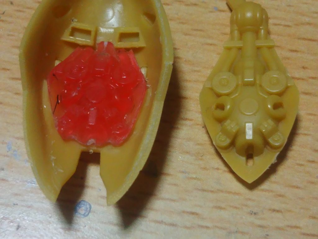 スカート裏に貼りました。