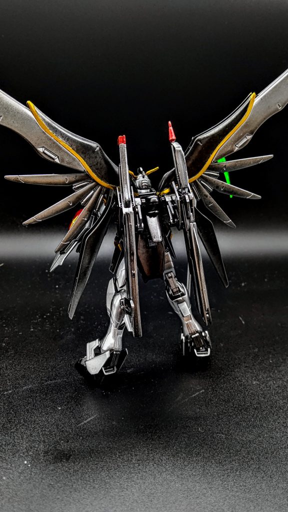 塗装は白をシルバー、黒をクリアブラックでキャンディ塗装してみました。羽や武装、腰の一部パーツはクリアブラックにクリアを混ぜクリアグレーにしてみたのですが、シルバーとの色の変化が画像だとあまりわかりません(^_^;)