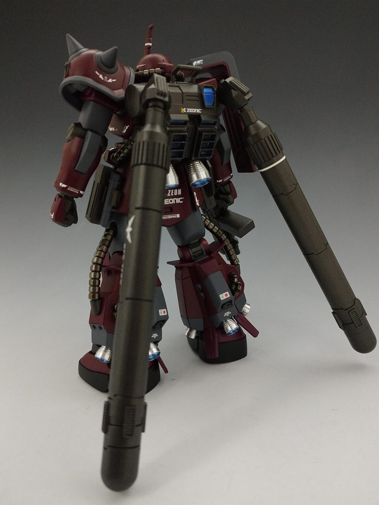 バーニアの内側等最近好きなメタリックブルーで塗装しています。左腰の後ろに近接武器としてビームサーベルがあります。