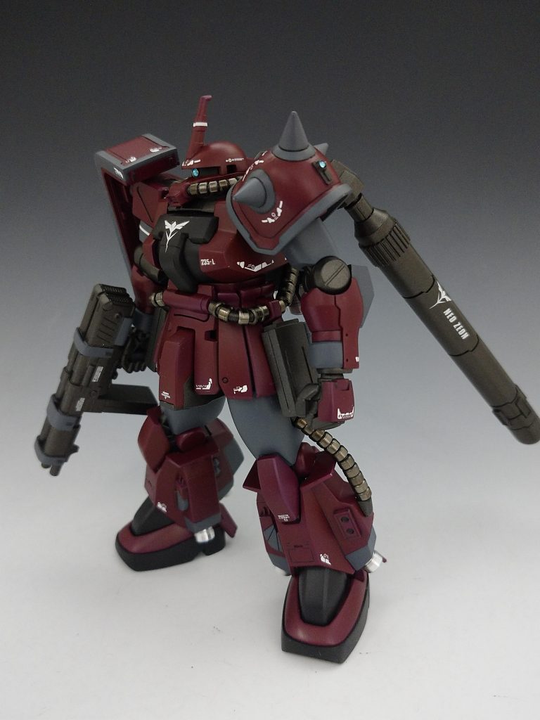 今までと同様ネオジオン所属の機体という事でネオジオンマークを使用しています。ザクマシンガンも余ってきたので前に二連装バズーカを作ったようにマシンガンも二連装にしてみました。腰にはマガジンを装備してます。