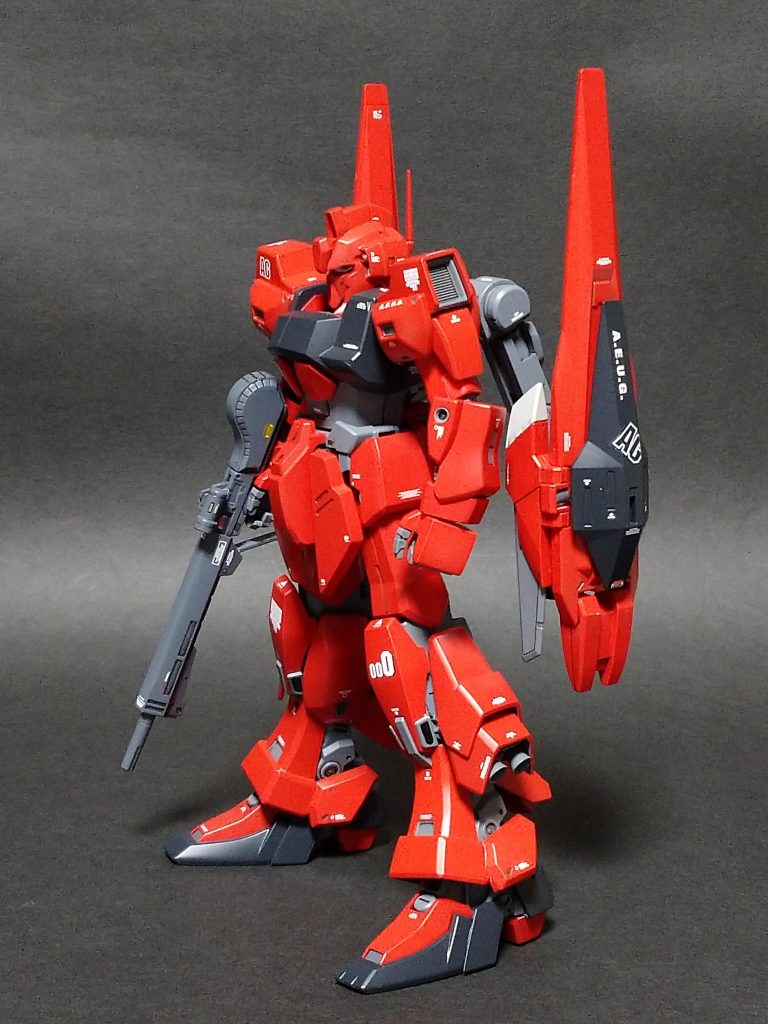 外側ふくらはぎもリックディアスに近い末広がりの形状なので、使わなかった百式本来の足首甲のパーツにMGジムカスタムの余剰パーツを差し込んでそれらしくしてみました。