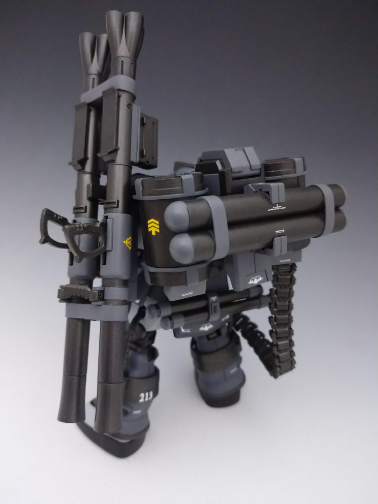 余ったザクのパーツから新しく制作してまた、他で購入してもて余してるジャンクパーツをどうにか利用といういつもの流れです。MSGの給弾ベルトや弾倉が余ったので背中に背負わしたり四角いユニットも利用しました。ライフルの銃身も交換できる様にと腰に予備の銃身があります。これはザクスナイパーからアイディアを拝借しました。