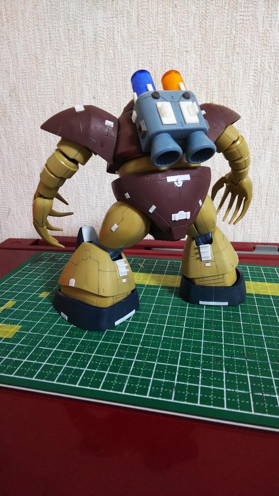 ディテールアップ完了時（背面）バックパックの青とオレンジのパーツは解体したゲームコントローラからもらいました。