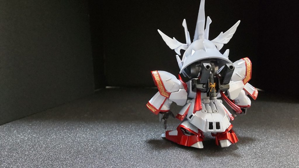 背面。通常の赤サザビーもよいですが、このカラーパターンに一目ぼれ。その内リアル等身でも塗装してみたい。