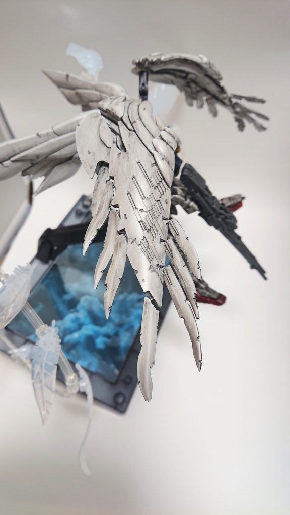 翼の先端も細かく傷付けてみました。