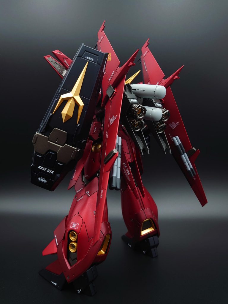 分かりづらいですがふくらはぎのスラスター(?)の階段のような造形をプラバンで作り直してバックパックのバーニアをビルダーズパーツに変更、シールドメガ粒子砲をなくしてリバウのパーツを拝借してリントヴルムのシールドぽくしました。