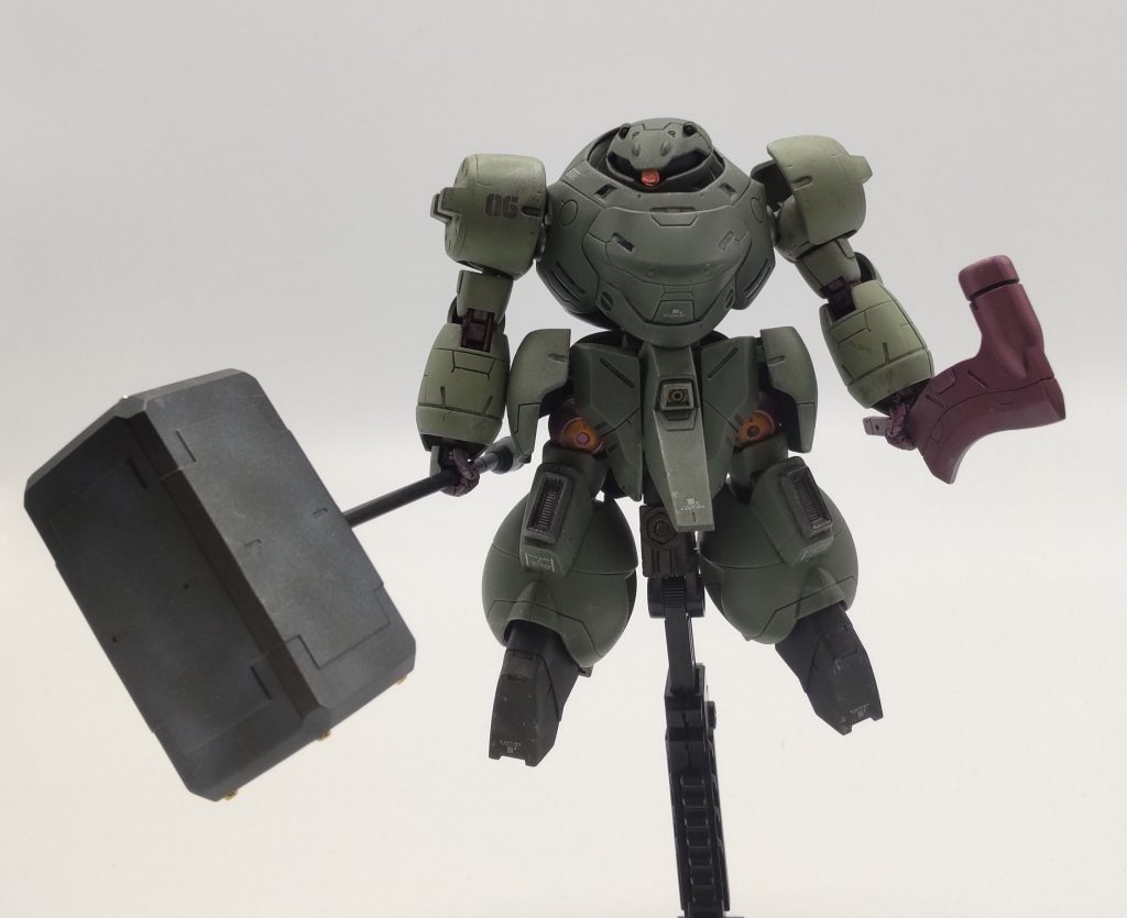 (マイ設定:突っ込みは温い目で見逃して下さい(;^_^A) 本機はブルワーズで主に運用されているマンロディの格闘戦仕様となる。 ブルワーズは基本戦術として、商船等比較的武装能力の低い艦船を標的に奇襲による迅速な制圧戦を主体としており、通常仕様のマンロディは、商船に素早く取り付く為、脚部を大型のスラスターとし、戦闘よりも速度を重視した装備としている。 ただ商船であってもMSを運用していることが多く、対MSとして考えた場合、通常仕様のマンロディでは小回りが利き難い面があり、ブルワーズでも格闘戦に秀でていると評価された一部のヒューマン・デブリ用に配備されたのが本機となる。 特徴は、脚部スラスターを背面、側面、膝部(前面)に配した仕様とすることで、より格闘戦時の接近戦での旋回・格闘能力を得ており、脚部自体も大型化させ、スラスターの推進材をより多く積める様形状変更された。また頭部モノアイセンサーもより大型で衝撃に強い単眼タイプに変更されている。 エース機は特にグシオンと同じ、グシオンハンマーの運用も許され、ブルワーズの武闘派という側面を大いに補助する存在となっていた。 因みに、鉄華団に敗戦時(画面外で(´;ω;`)ウゥゥ)本機も撃破されていたがパーツ等は接収され、後に地上戦用に改修しランドマンロディとして運用されている。ランドマンロディでは、地上で使用頻度の低い膝部スラスターを廃し、整備の簡素化及び推進剤の節約なども図っている。またモノアイも費用上の面から通常タイプに差し戻されている。