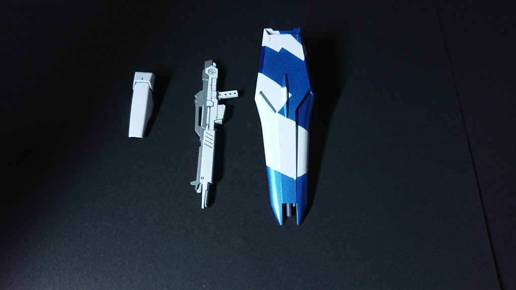 シールドはマスキングして塗装したわ。