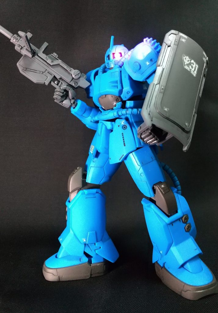 モノアイを蛍光色塗装し、ブラックライトをあてて撮影しました。