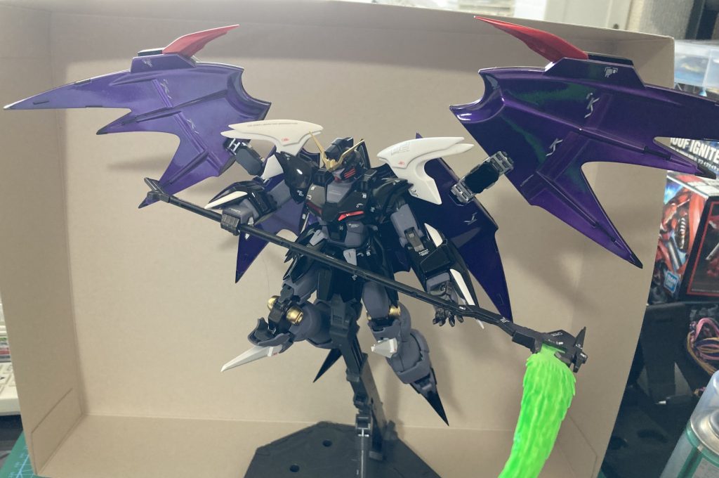 横にデカ過ぎてカメラにおさまりませんwまた重いせいか、広げた状態では立てません。膝の接続部は差し色にガンダムマーカーでゴールドに塗装。