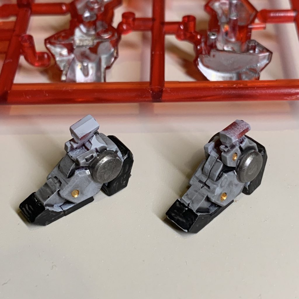 足先の塗装はこんな感じ。あと背景に写ってますが、クリアパーツの裏には銀色を塗っています。