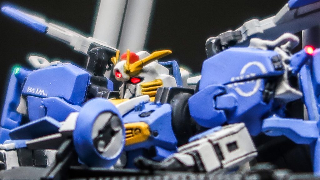 バトオペ2のAliceモード再現のため、カメラアイには赤LEDも仕込んであり、色変更が可能。頬のダクトフィンはプラ板でカットのものより長く作り直し。