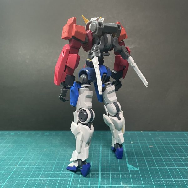 バックパック作り！サーベル接続部にはコアガンダム風の可動を入れてみました。上部に配置すればガンダムっぽい抜き方、下部に配置すれば居合いの抜き方ができるようになっています☺️（2枚目）