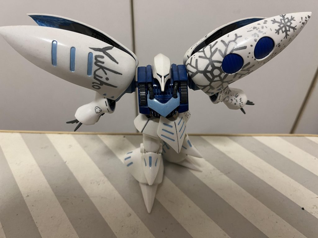 キュベレイに地上に立ってるイメージはあんまりありませんが。地面にたったのはZZ最終回のサイド3内部で1度だけですかね。けれど、足は大きいので立つポーズは安定します。