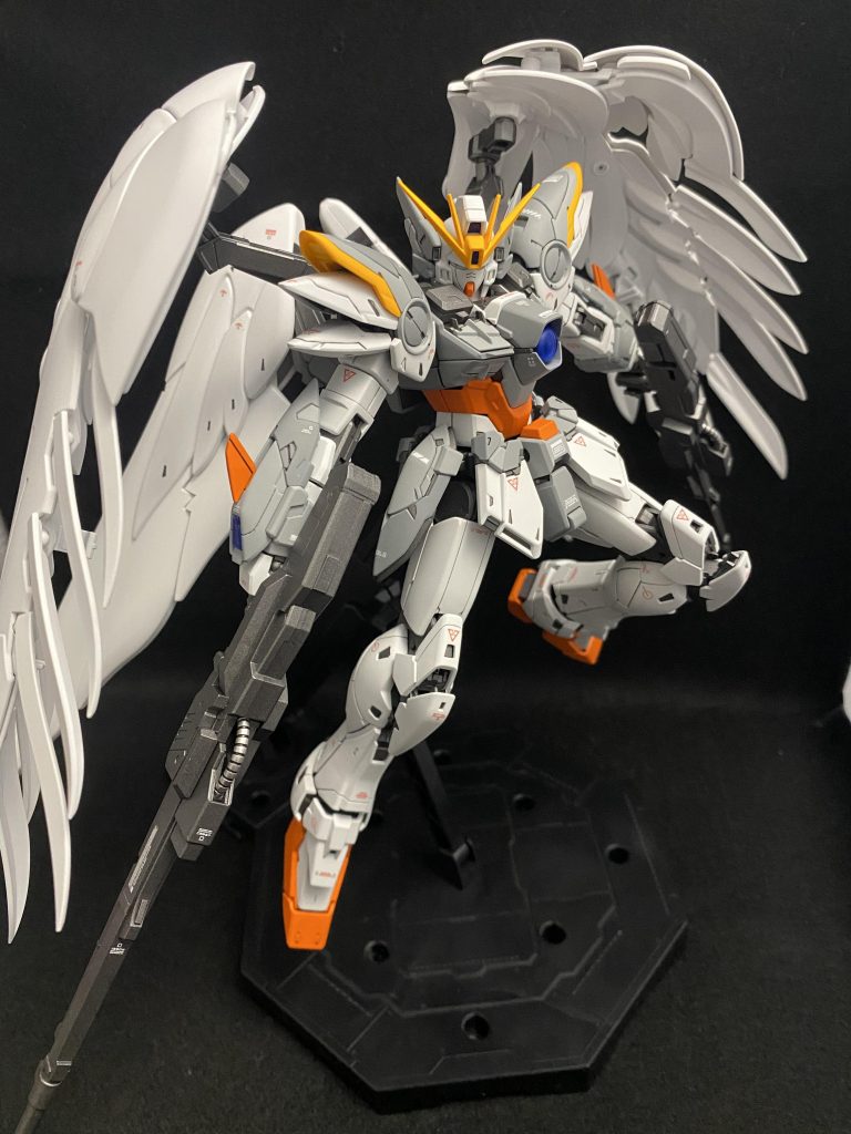 翼をコンパクトにまとめてパシャリ。これが限界でしたが、なかなかキマってますね。