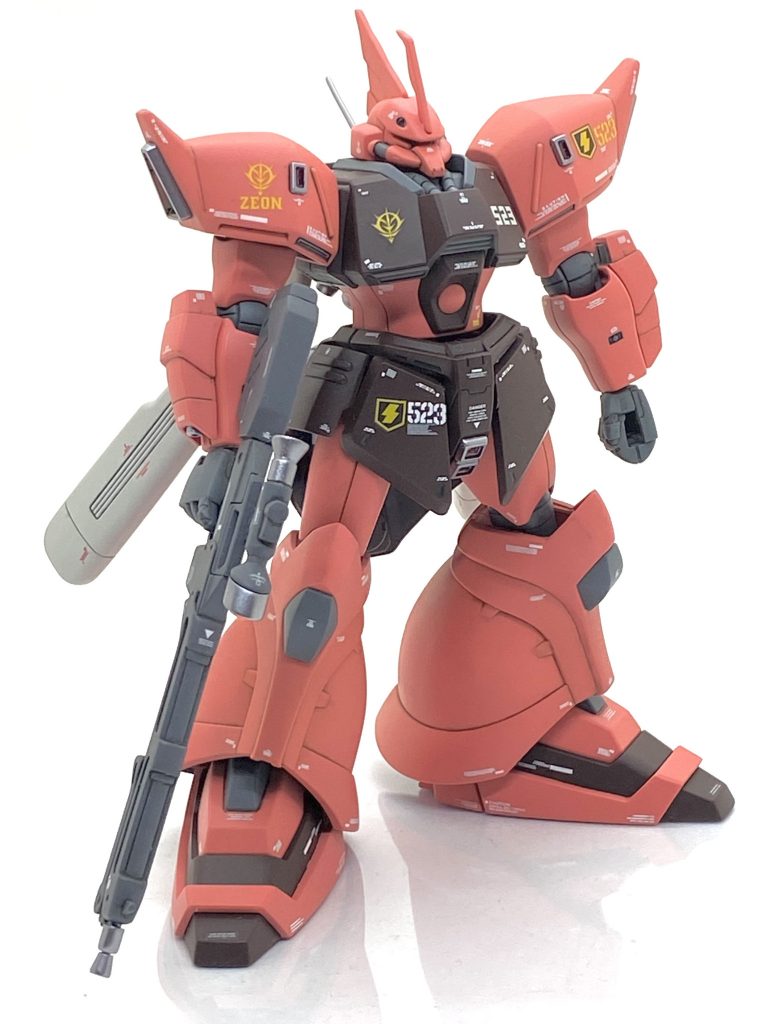 競合機のギャン・クリーガーは自分がガンプラに復帰して二番目に作った物なので殆ど素組みなのですが、今は多少は余裕があるのでゲルググJはプロペラントタンク、各部スラスター、ビームマシンガンのスコープなどは設定と違う色です。ですが・・・設定通りの肩にあるの細長いスラスターは難物でマスキングに苦労しました。なのでモールドを含め、甘い所も多数ありましたから殆どタガネで彫り直したおかげでマスキングも墨入れも上手くいきました。