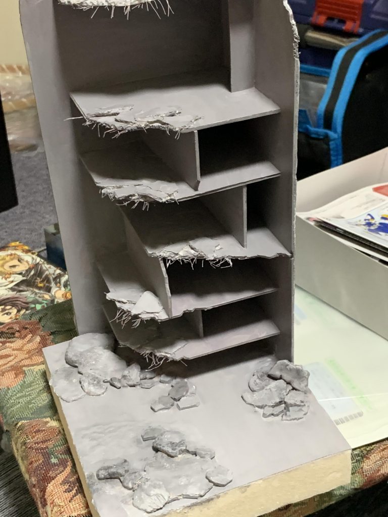 地面の瓦礫はバーグチップと石粉粘土で作っています！