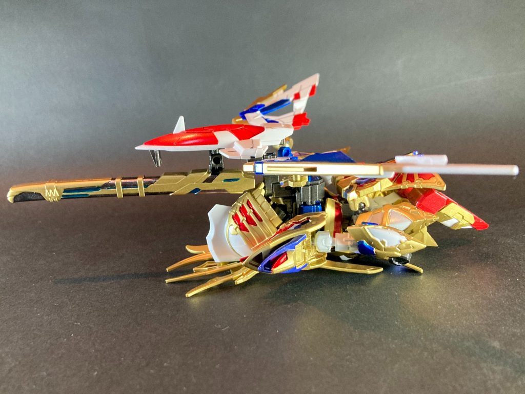 信長エピオン波旬の装とほぼ同じ可動構成とした事から、そちらで実装した元MSモチーフの変形機構を今回の倚聖の曹操でも再現してみました。同じヒーローズ世界観で佐助デルタガンダムが潜狐形態に変形する前例もありましたので、こちら高速移動用の「飛翔形態」という事で設定追加しています。