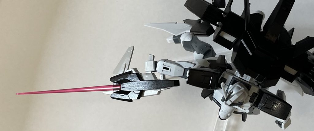 専用のライフルはダークマターのパーツを組み合わせてビームサーベルも出せるように。