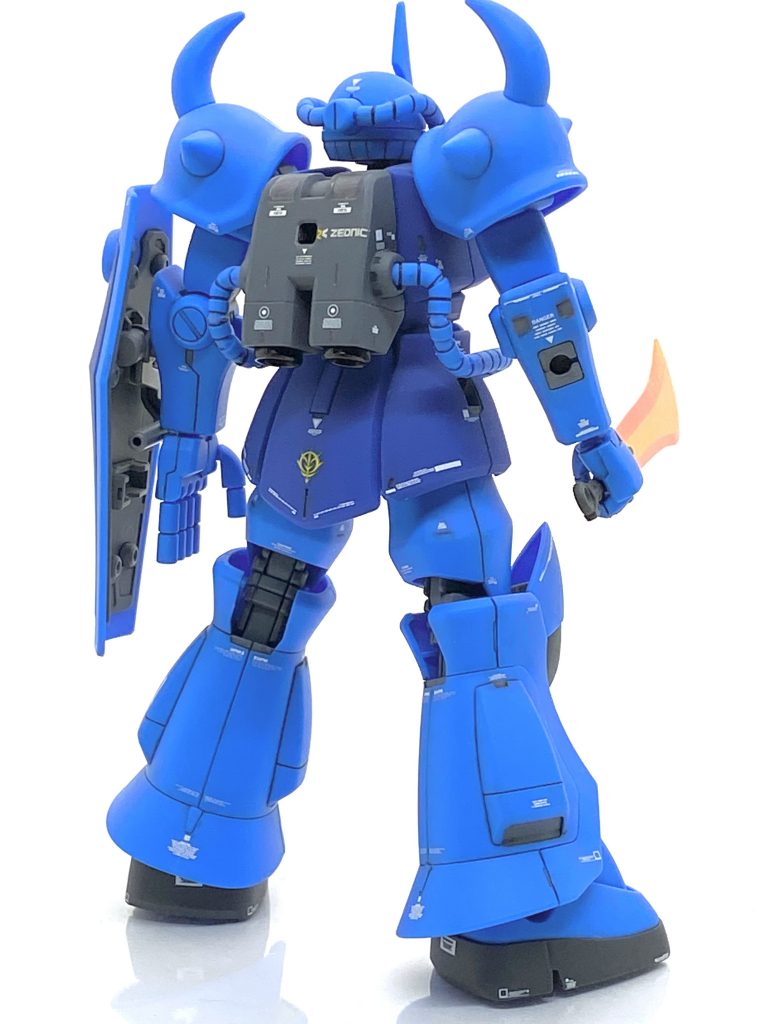 旧HGUCはカトキハジメ氏のデザイン画をそのまま立体化した感じでかなりカトキ氏がデザインしましたグフカスタムに似ていました。当時はそれもとてもよく出来ていたいましたがリバイブ版はアニメ版に近い上にクリアーパーツ化されている為に明らかにグレードアップしたと思います。シールドも旧HGUCは単色でしたがこちらはちゃんと色分けされており、楽になりました。ただシールドの接続パーツを間違って捨ててしまい、部品請求したので完成に遅れてしまいました(汗)。