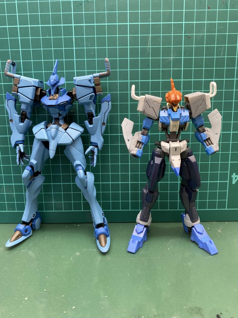 サフ前に本家様と比較。ナイフシースはプラ板で作成。肩アーマーのフックは2mmプラ棒を曲げて作成。