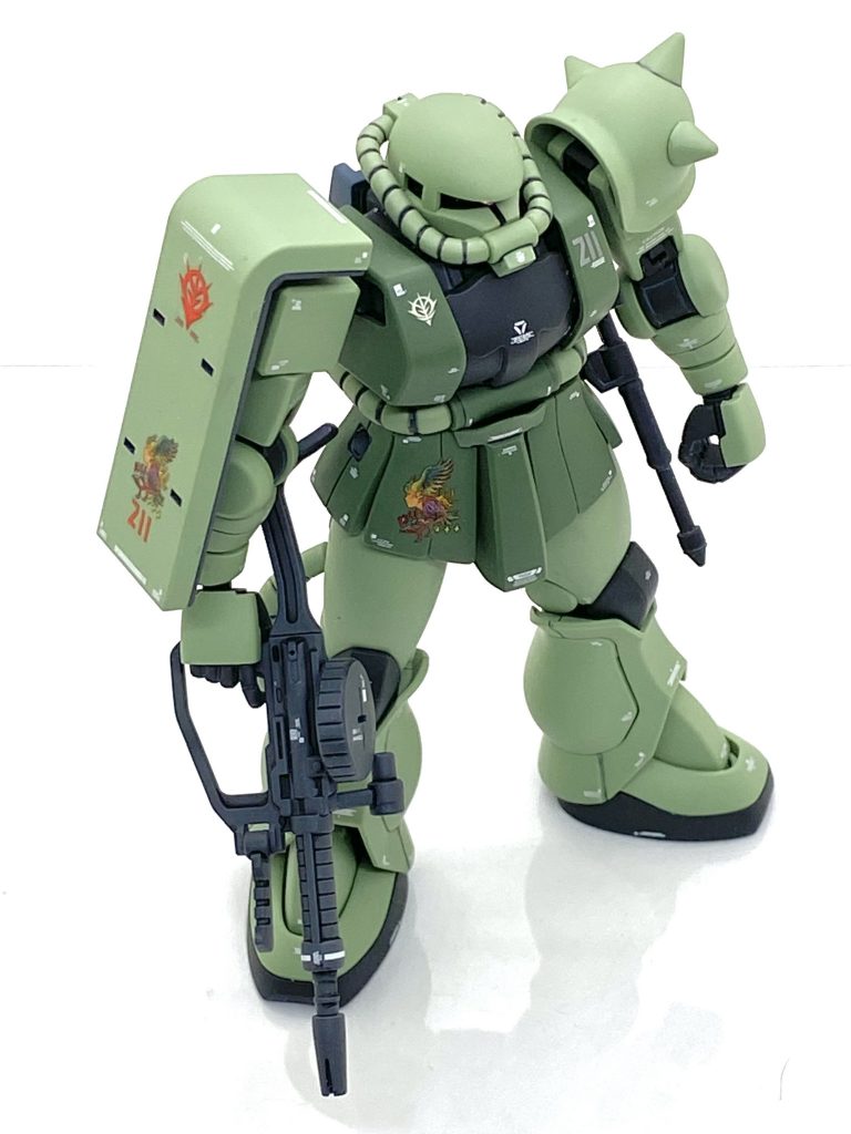 このキットもREVIVEの名は入っていませんが事実上はREVIVEで旧HGUCよりスマートな感じでF2型に近いプロポーションだと思いました。合わせ目が前腕、肩の横、武器ぐらいなのでサクサク作れ、肩の横はBMCタガネを使ってモールドとして楽してしまいました。モノアイは定番のクリアー化で裏にラビーを貼っています。