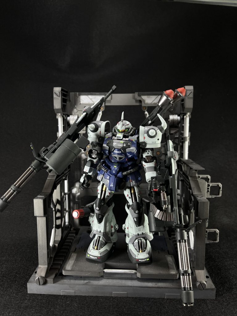 前作からどの作品でも使えるようにとハンガーを用意したのですが、さっそくサイズが合わず、はみ出てます笑肩の方のガトリング、この角度でしかいられないという弊害がここで出るとは…ボールジョイントにすればよかったと少し後悔してます。