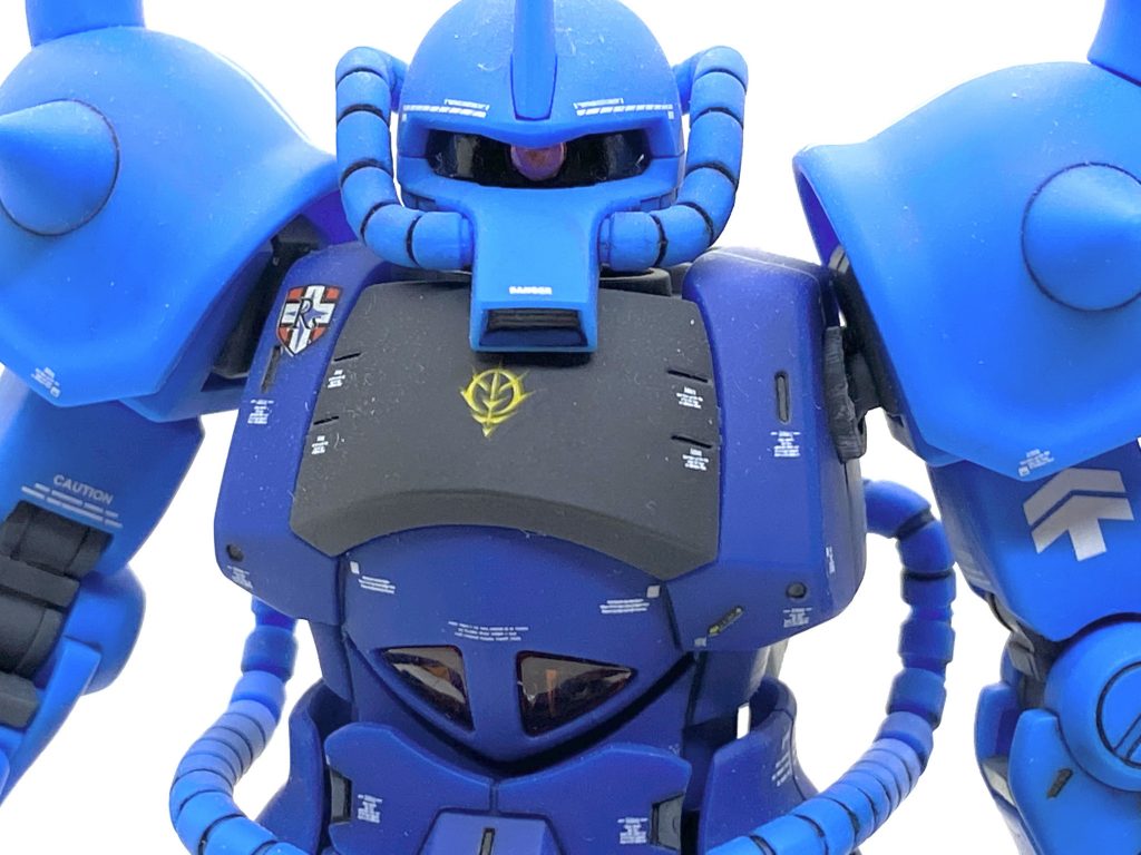 デカールはガンダムデカールのHGジオン軍MS用1やオリジン汎用1や3を中心に市販のコーションデカールも貼ってカトキ風にしました。どのデカールもランバ・ラルのマーキングが入っているので多数貼って専用機をアピールしました(笑)。