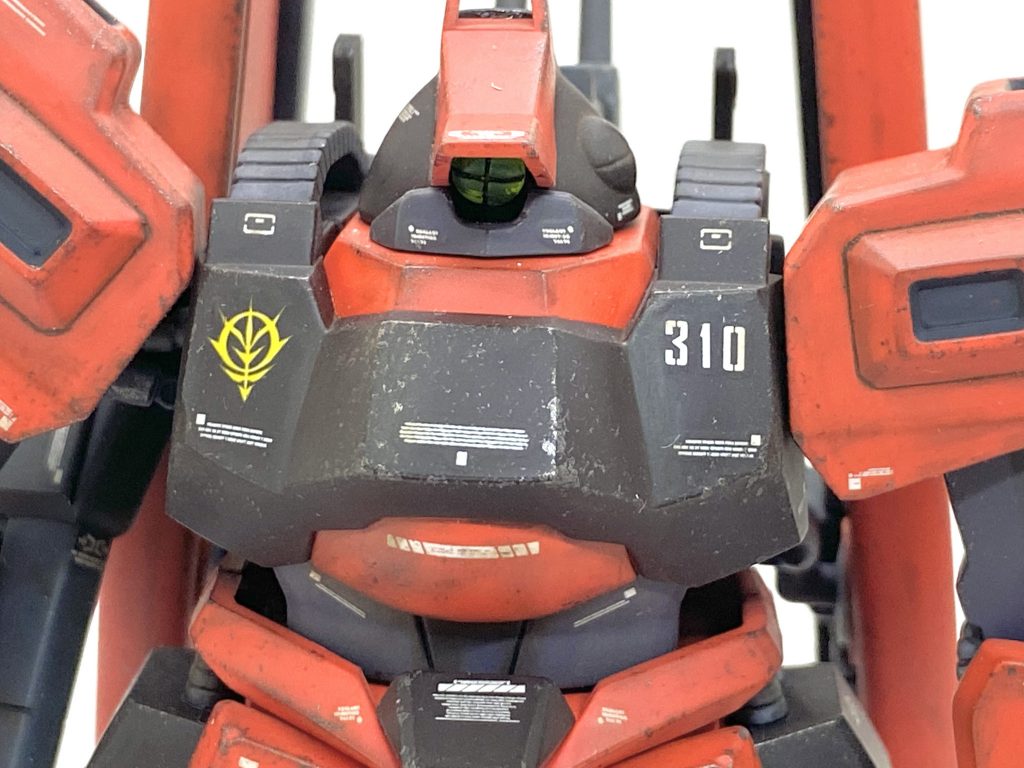 グライ・バインダーは合わせ目部の白化が酷かったのですが神ヤスの240番を使いましたら、あっという間に削れてしまって形になったので手を入れたくなり、寂しかった面に簡単なスジボリを入れてビーム・カノン部はメタリック、機械部はデントグレーで塗り分けました。