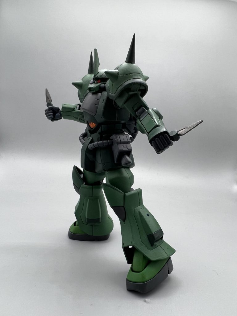 武装は一般的なグフの物の他、ヒートタガーを搭載。タガーは投擲可能。遠距離武装も持てるが奇襲がメインなためあまり持つことは無い