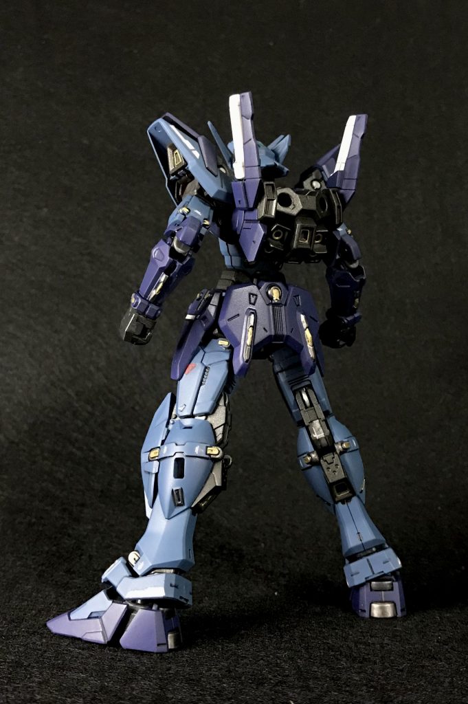 このブルーのカラーリングになると、背面のカッコ良さがより一層増すような気がするのは私だけでしょうか(笑