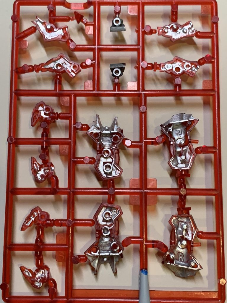 裏面を銀色に塗られたパーツたち。