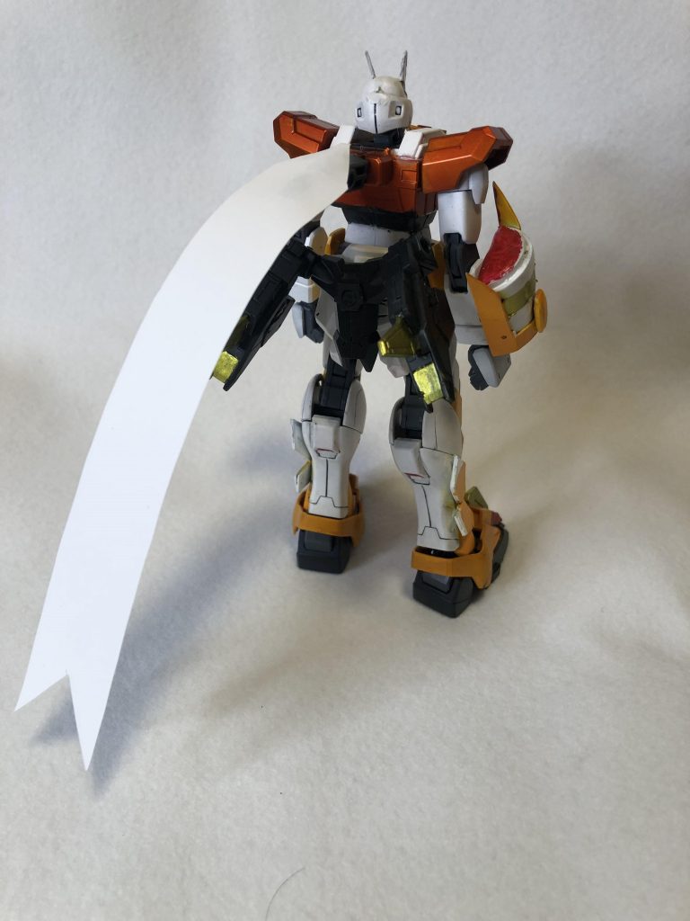 特徴的なマフラーはプラペーパーで再現。根元は可動できるようにしてます。