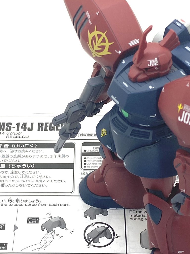 最後は説明書と。リゲルグはゲルググ系では最後発であり、関節のABSがプラに変わっていたり、ミサイルハッチやグレネードのハッチも開くのでかんり完成度の高いキットだと思いました。アンテナや前腕もきちんと新規パーツになっていて、前腕は合わせ目もないのでそこも良いポイントでした。キュベレイに繋がる様なウイングバインダーは十分な大きさがありながらも目立つ内側も裏打ちパーツがあり、バーニア以外のメカ造形も相当良いのでスカスカした印象が全く無いので大変作り甲斐があります。高機動力の為にΖΖガンダムと互角の戦いをし、ムーンガンダムにも登場しますイリア・パゾムの駆ったリゲルグは保持力も十分ですし塗装しやすくなっているので再版されましたら一度作る事をお勧めします。ご覧して頂きありがとうございました。