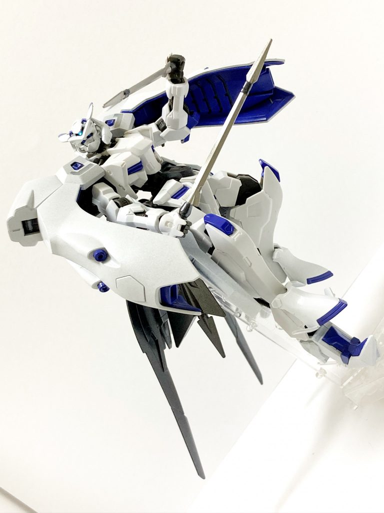 次列風切羽(セカンダリーフェザー) 細長い剣身の刺突剣。主に装甲の隙間や関節部、モニターへの攻撃に使用される。厄祭戦時の搭乗者は、投槍(ピルム)的な使い方を好み、投擲して使っていたため、大量に生産された。厄祭戦後にも使用されているのは、未使用品が多く残されていたためである。